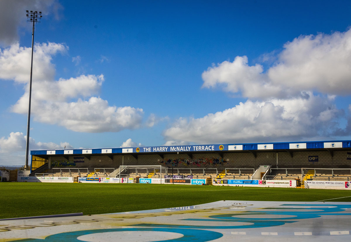 Das Deva Stadium liegt auf der Grenze zwischen England und Wales